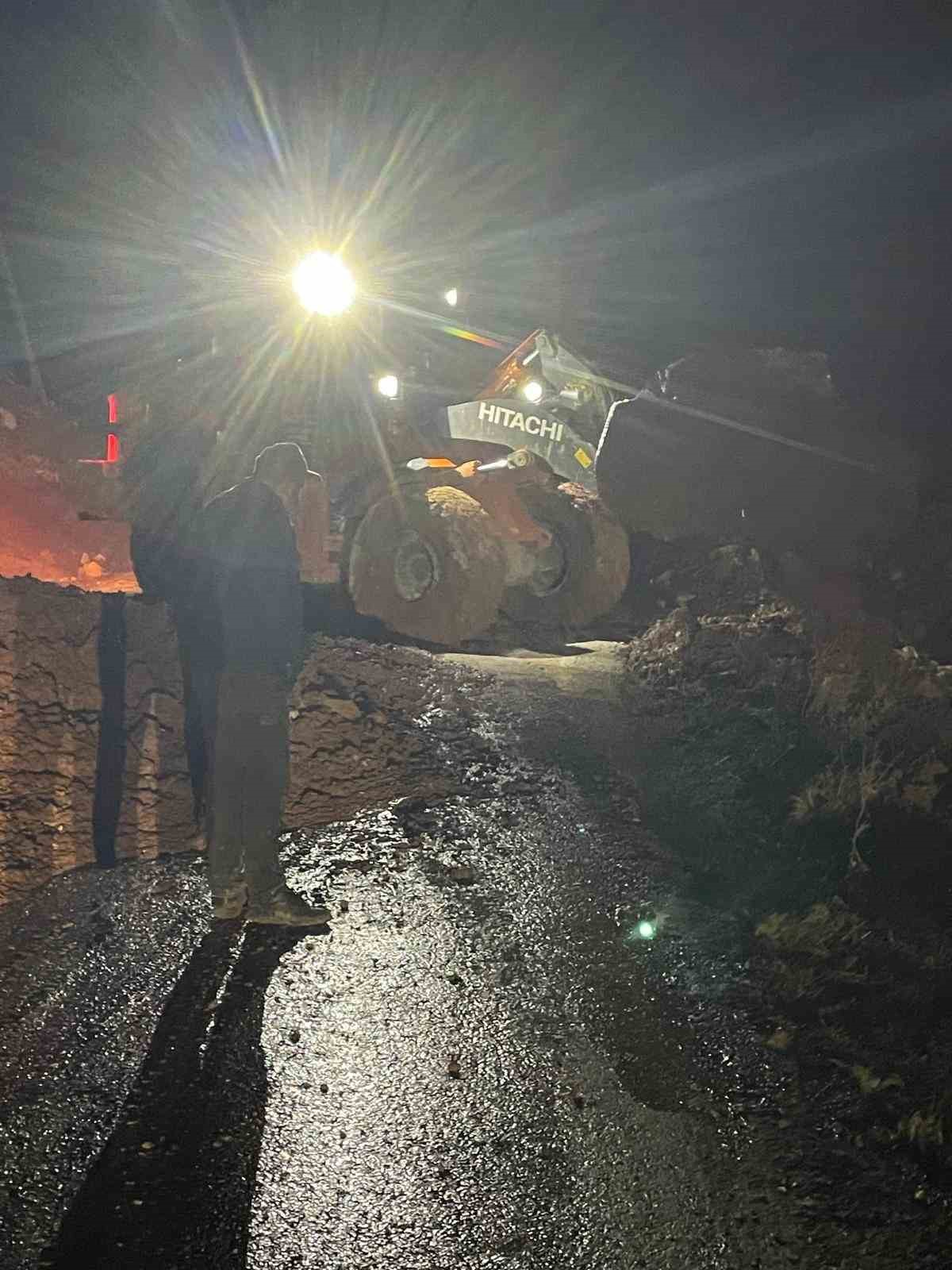 Gercüş’te heyelan: Kapanan köy yolları ekiplerin yoğun mesaisiyle açıldı