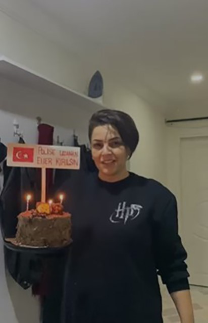 &Uuml;niversite &ouml;ğrencilerinin kavga ihbarına geldiler, pasta ile karşılaştılar
