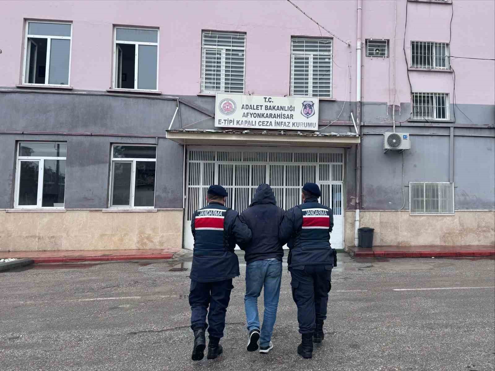 Çeşitli suçlardan 14 yıl hapis cezasıyla aranan şahsı jandarma yakaladı