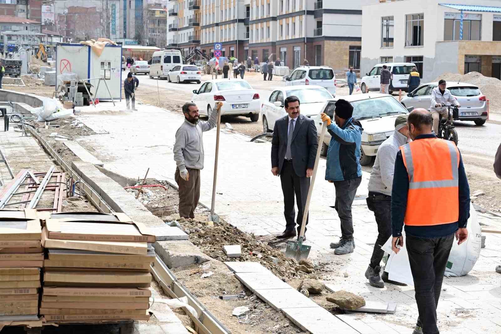 Akpınar &Ccedil;arşısı&rsquo;nda temizlik &ccedil;alışmaları s&uuml;r&uuml;yor
