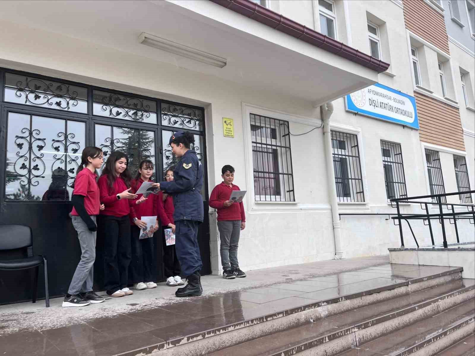 Bolvadin&rsquo;de jandarma vatandaşlara kadına şiddetle m&uuml;cadeleyi anlattı
