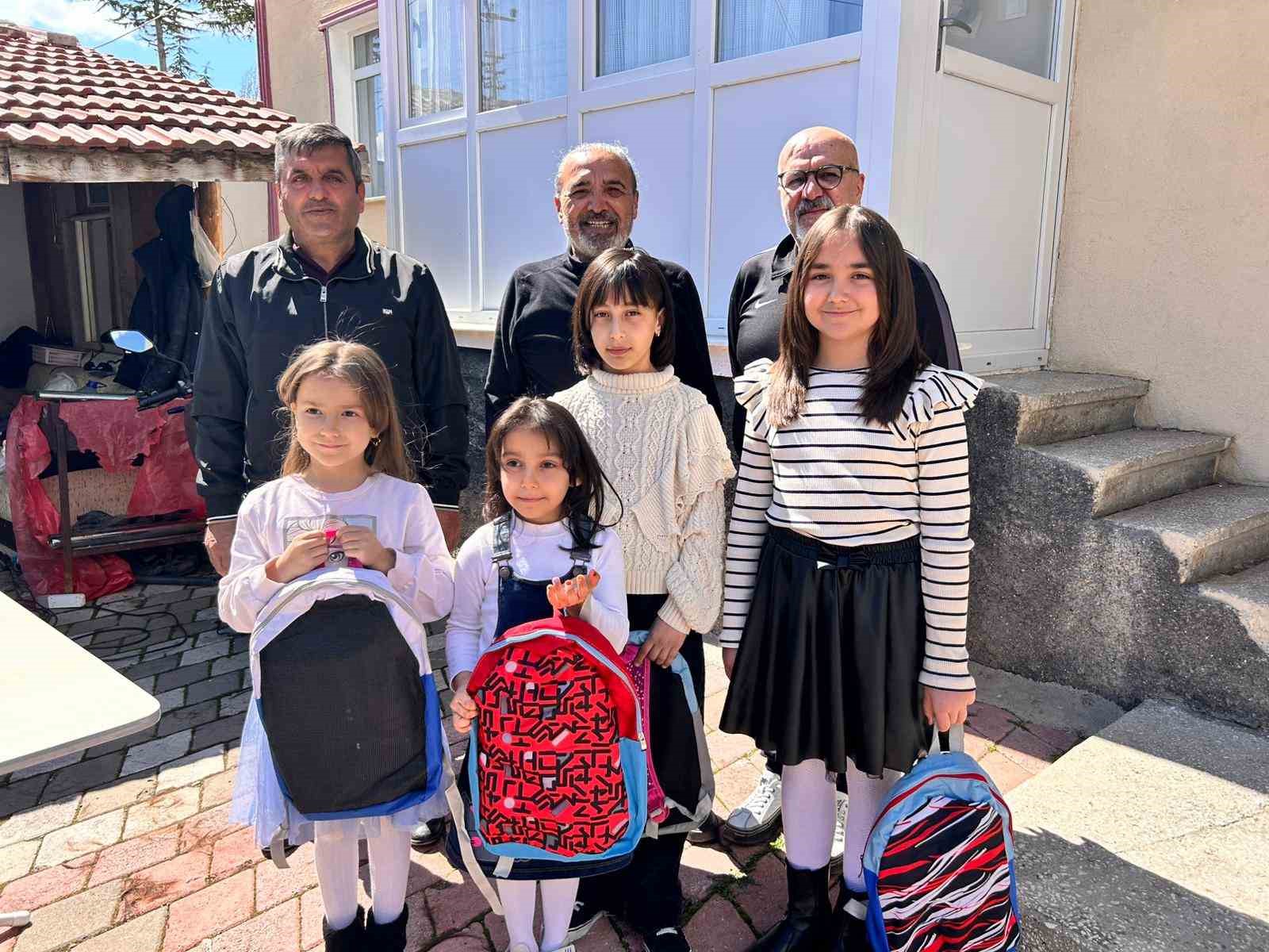 K&ouml;y k&ouml;y gezen kuaf&ouml;r kız &ccedil;ocuklarının sa&ccedil;ını &uuml;cretsiz kesiyor
