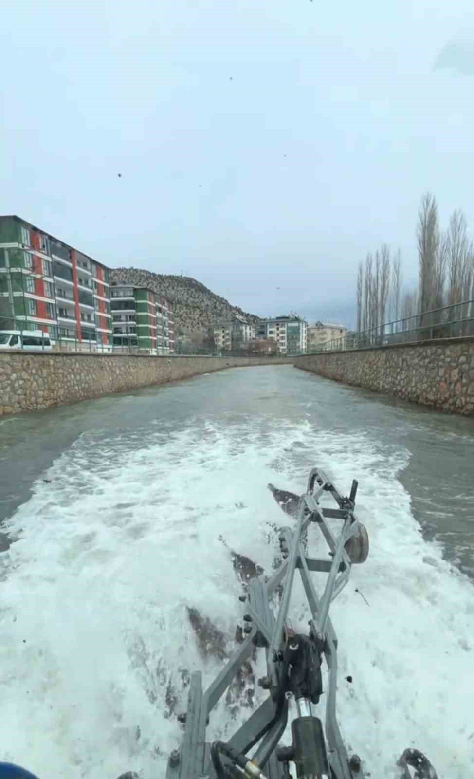 Traktörün suda gidişi ilgi çekti