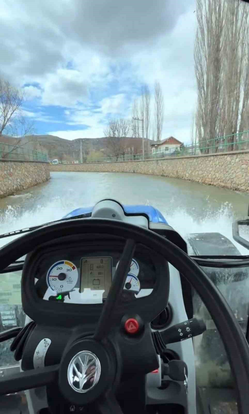 Traktörün suda gidişi ilgi çekti