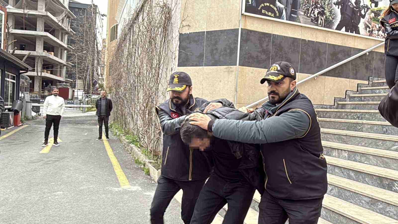 Avcılar&rsquo;da tokatla başlayan tartışma cinayetle bitti: 1&rsquo;i kadın 3 ş&uuml;pheli g&ouml;zaltına alındı
