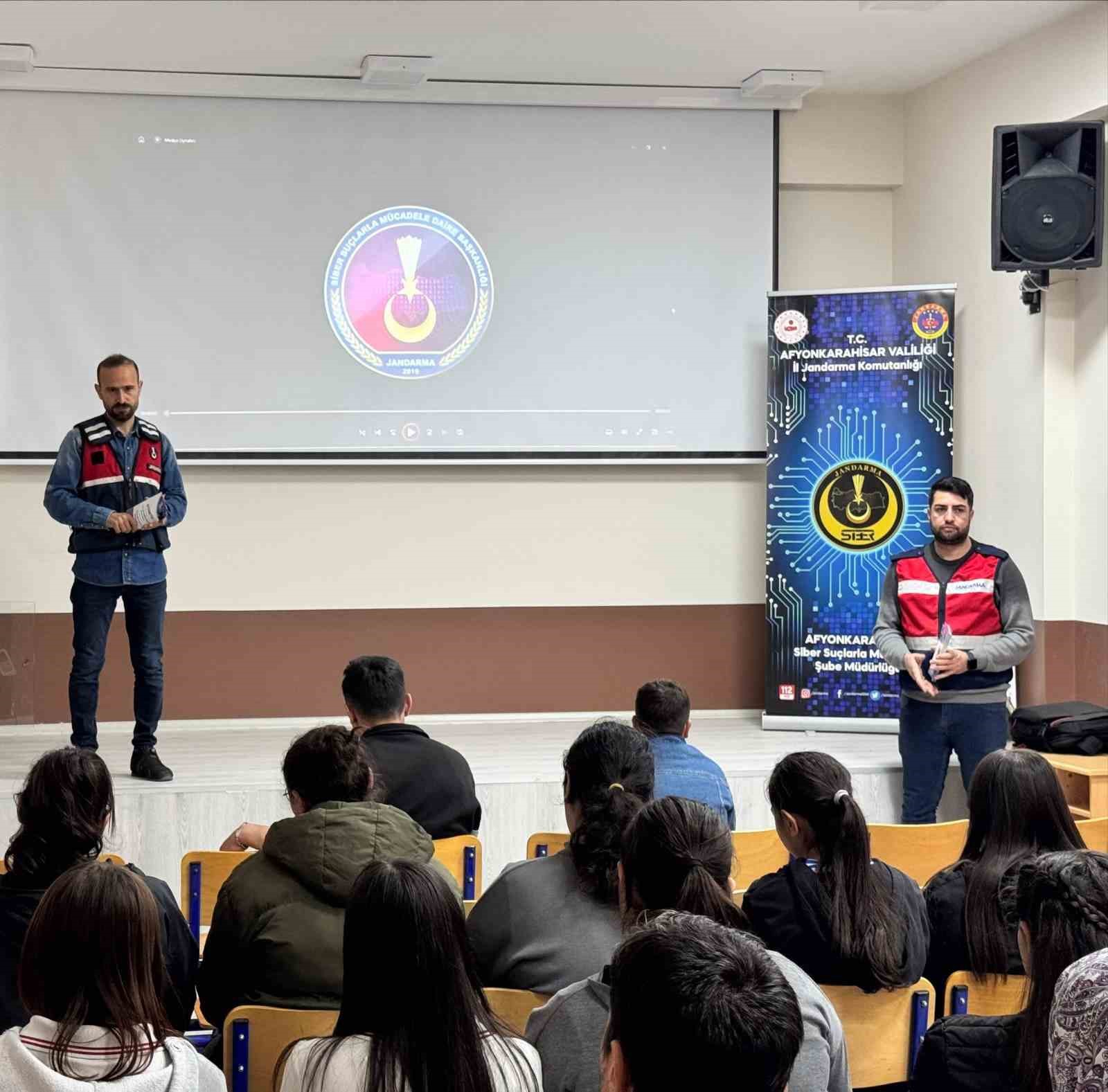 Jandarmadan &ouml;ğretmen ve &ouml;ğrencilere g&uuml;venli internet eğitimi
