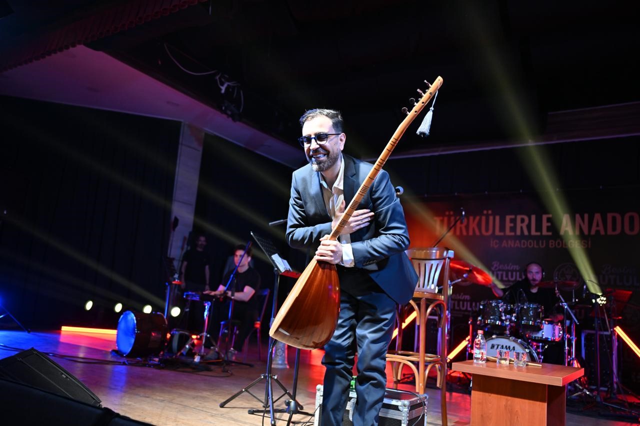 Manisa’da İsmail Altunsaray ile türkü dolu gece