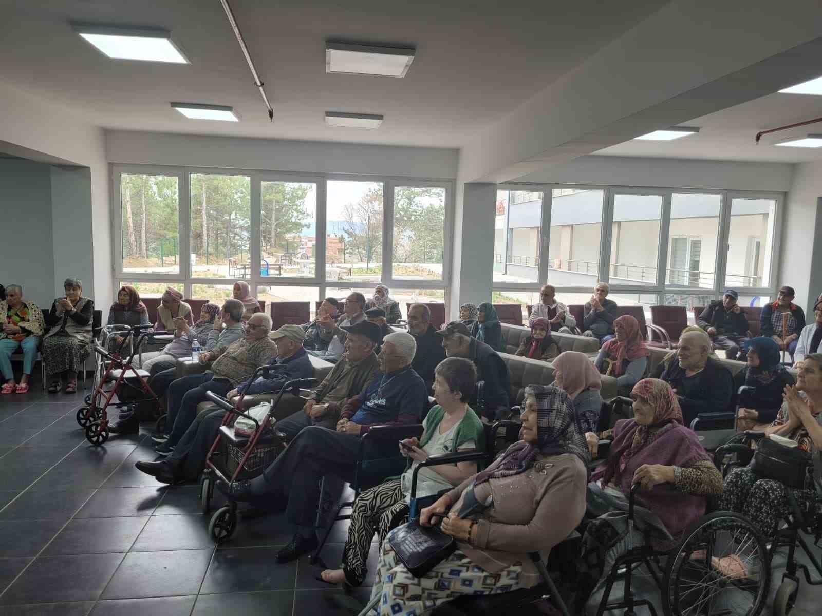 Eskişehir&rsquo;de huzurevi sakinleri i&ccedil;in tiyatro g&ouml;sterisi d&uuml;zenlendi
