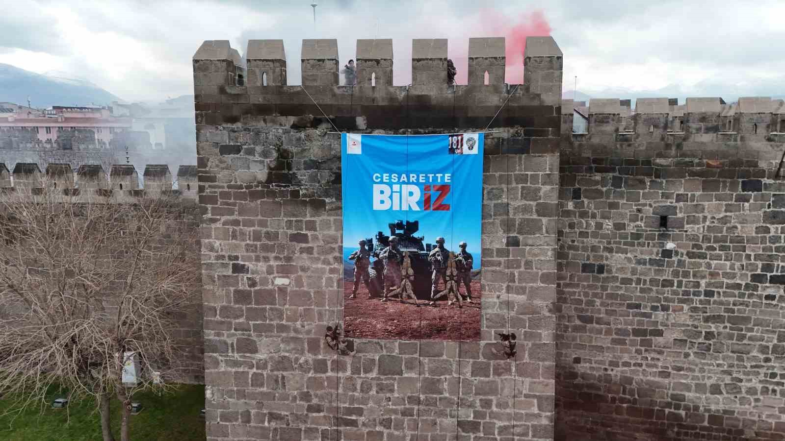 Polis haftasında &Ouml;zel Harekat&rsquo;tan nefes kesen g&ouml;steri
