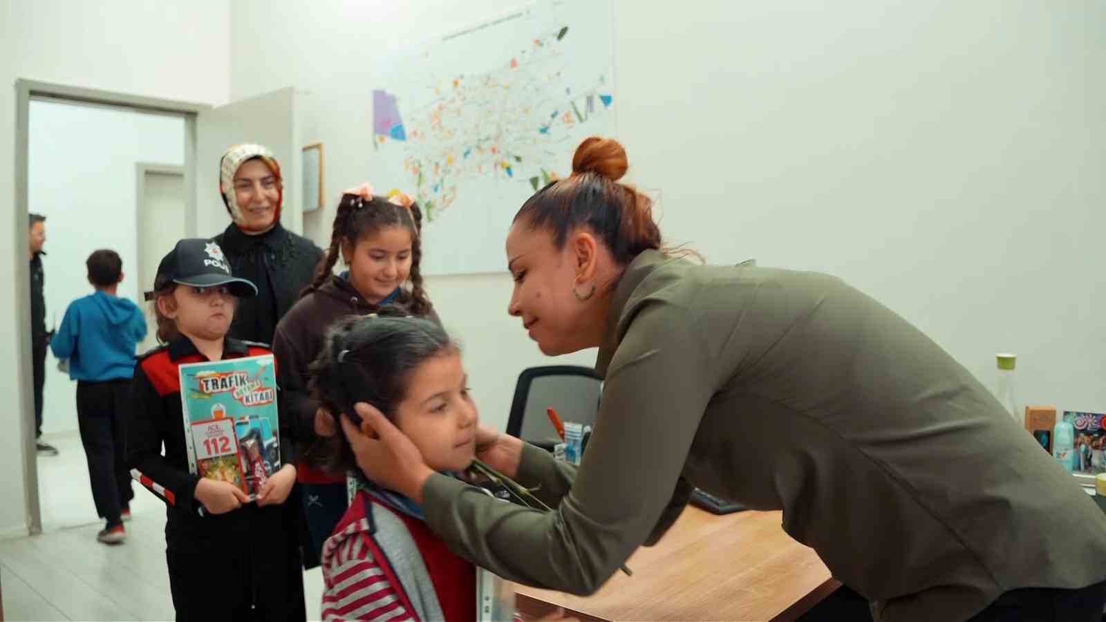&Ouml;ğrencilerden polislere anlamlı Polis Haftası s&uuml;rprizi
