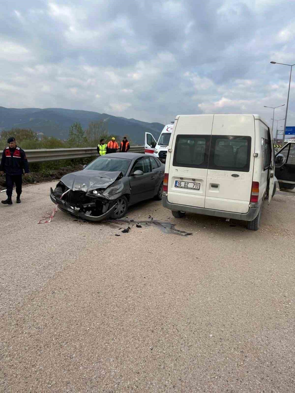 Virajı alamayan otomobil park halindeki araca çarptı: 3 yaralı