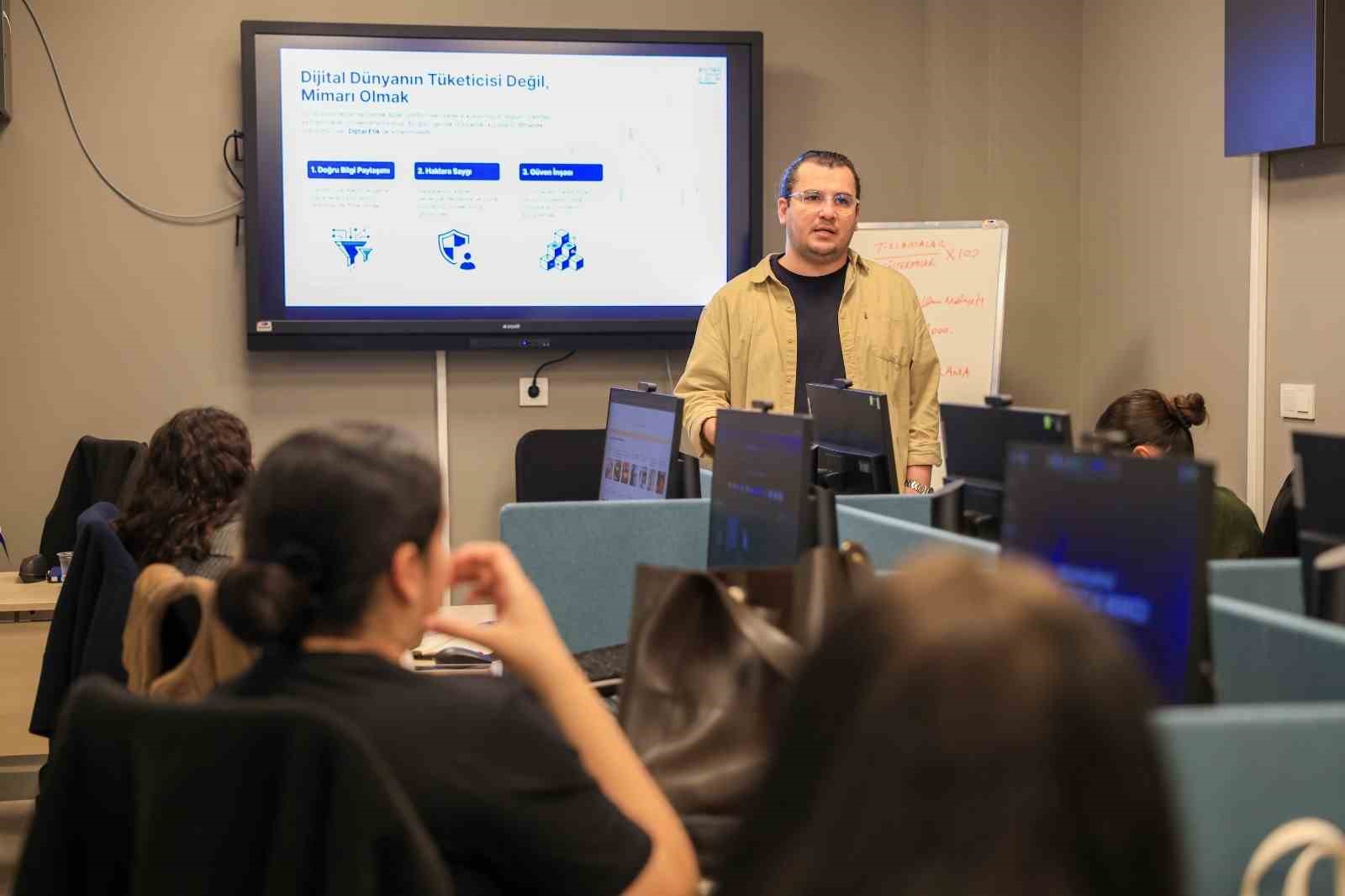 Efeler Belediyesi Dijital Gen&ccedil;lik Merkezi gen&ccedil;lerin uğrak noktası oldu
