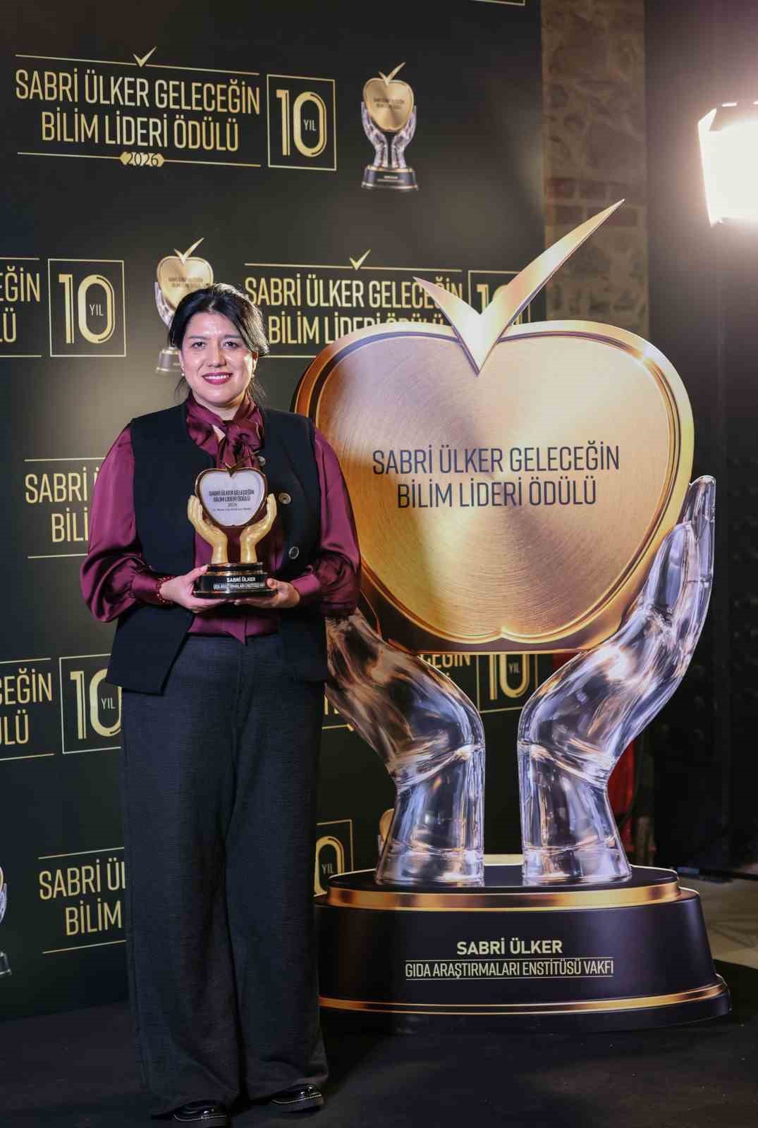 K&uuml;reselleşen Sabri &Uuml;lker Geleceğin Bilim Lideri &Ouml;d&uuml;l&uuml;&rsquo;n&uuml;n 10&rsquo;uncusu Şili&rsquo;ye uzandı
