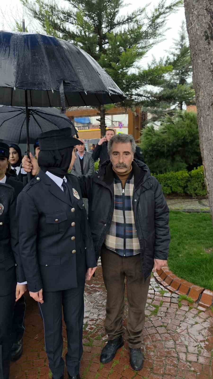 Diyarbakır&rsquo;da y&uuml;rek ısıtan g&ouml;r&uuml;nt&uuml;: Vatandaşlar yağmurda ıslanan polislere şemsiye tuttu
