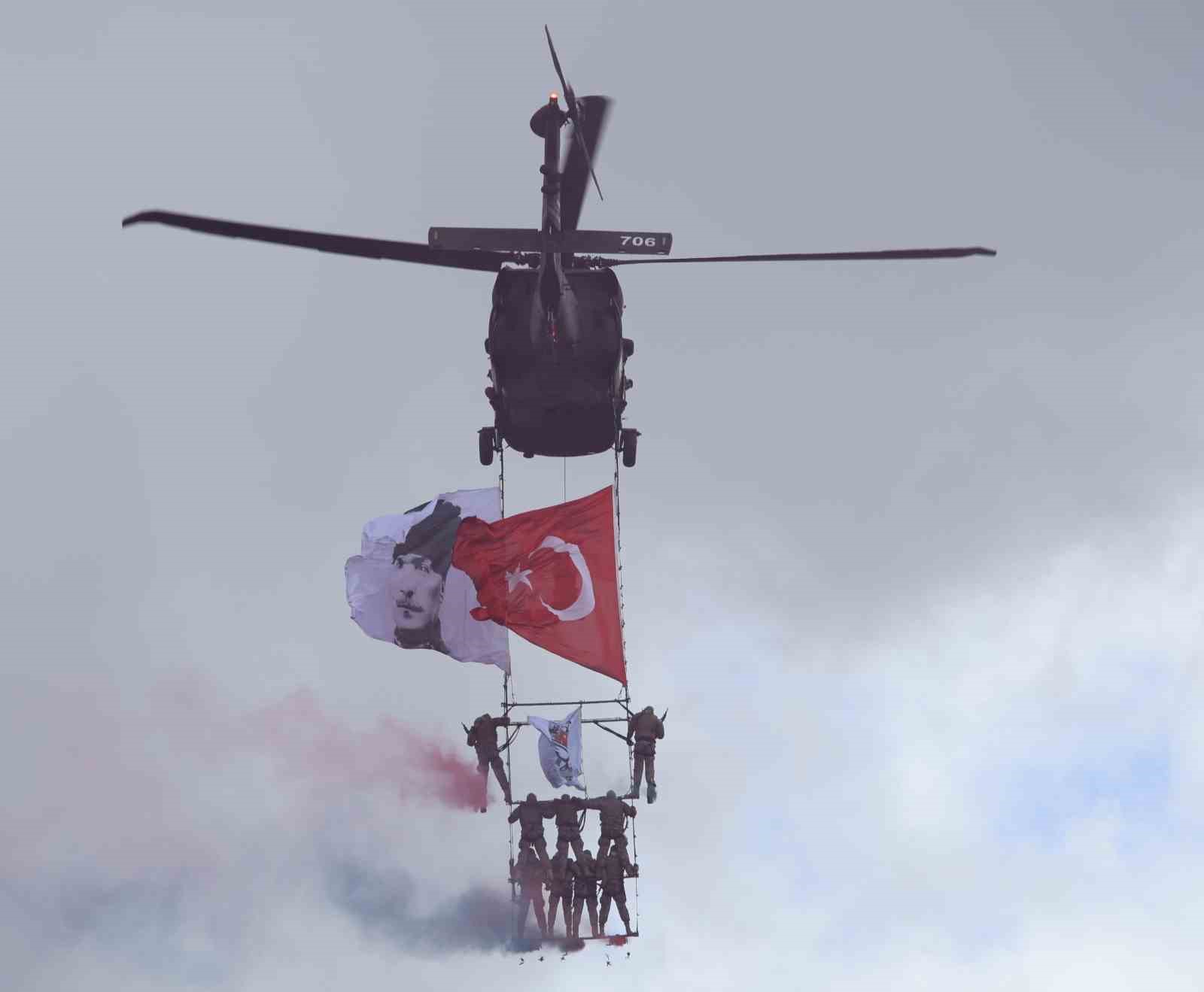 Polis özel harekatın helikopterli gösterisi nefes kesti