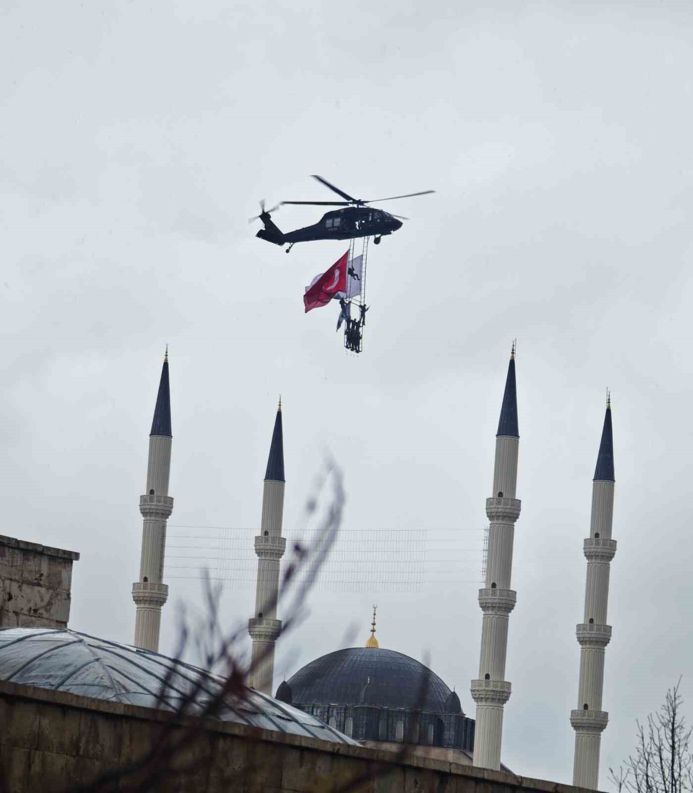 Polis &ouml;zel harekatın helikopterli g&ouml;sterisi nefes kesti
