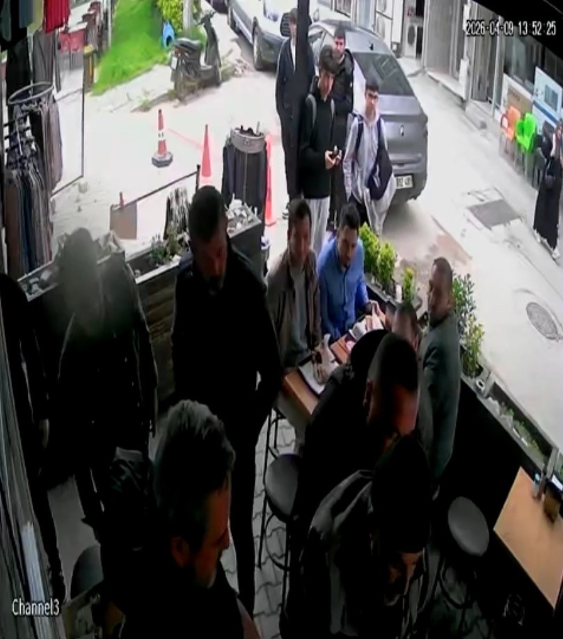 Bursa&rsquo;da soluk borusuna yemek ka&ccedil;an vatandaş Heimlich manevrasıyla kurtarıldı
