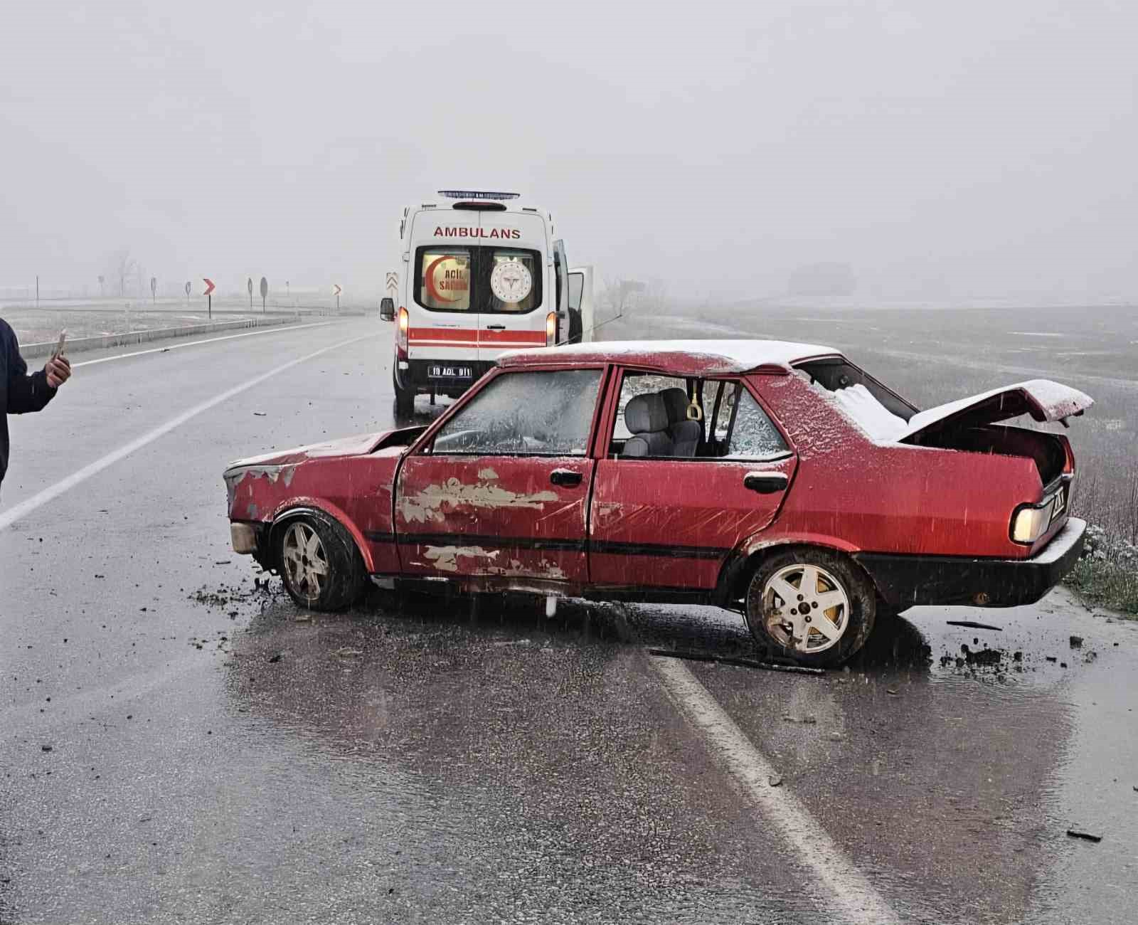 Çorum’da otomobil tabelaya çarptı: 1 yaralı