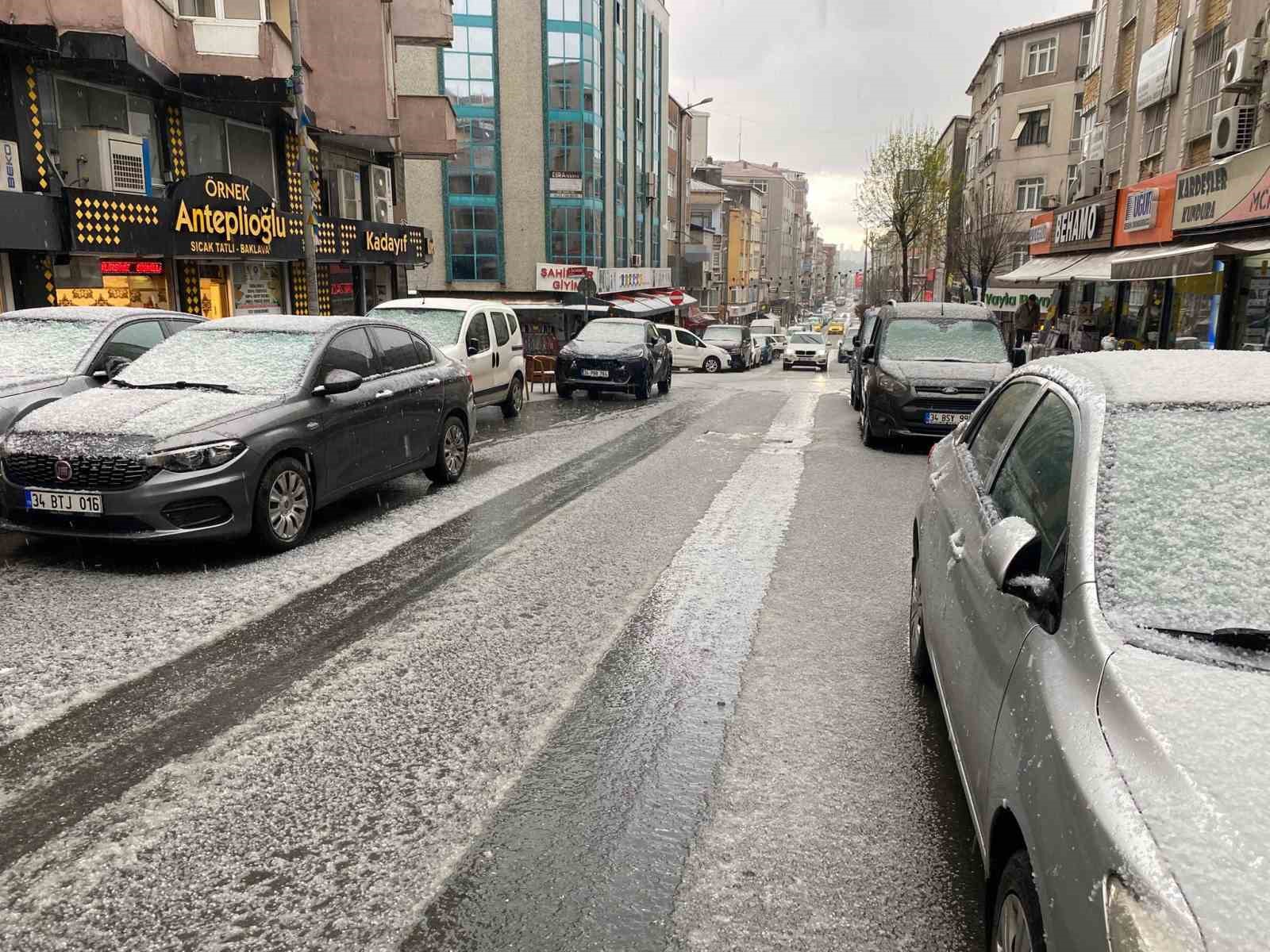 K&uuml;&ccedil;&uuml;k&ccedil;ekmece&rsquo;de dolu yağışı etkili oldu, ortalık beyaza b&uuml;r&uuml;nd&uuml;
