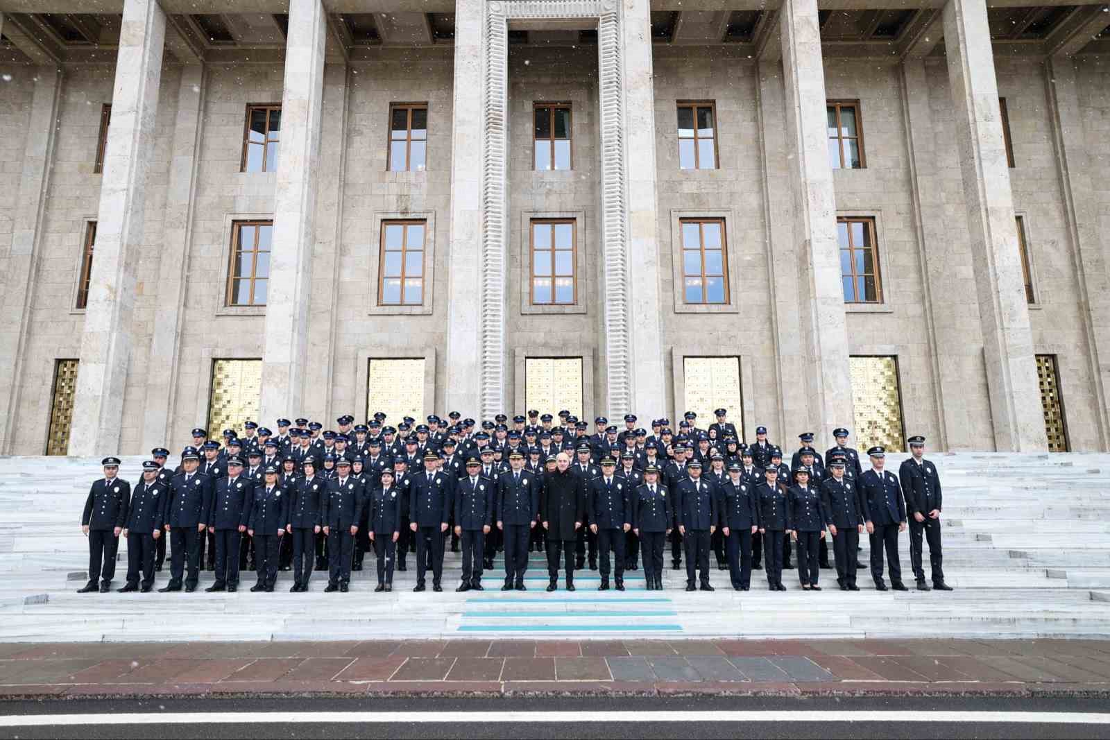 TBMM Başkanı Kurtulmuş, TBMM Koruma Daire Başkanı &Ccedil;elik ve emniyet mensuplarını kabul etti
