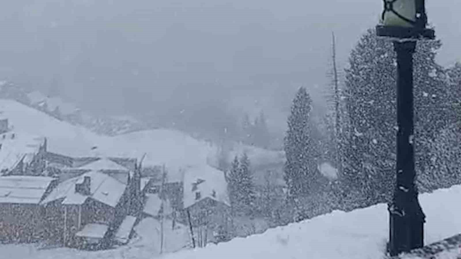 Dünyaca ünlü Ayder Yaylası’nda kar etkisini sürdürüyor