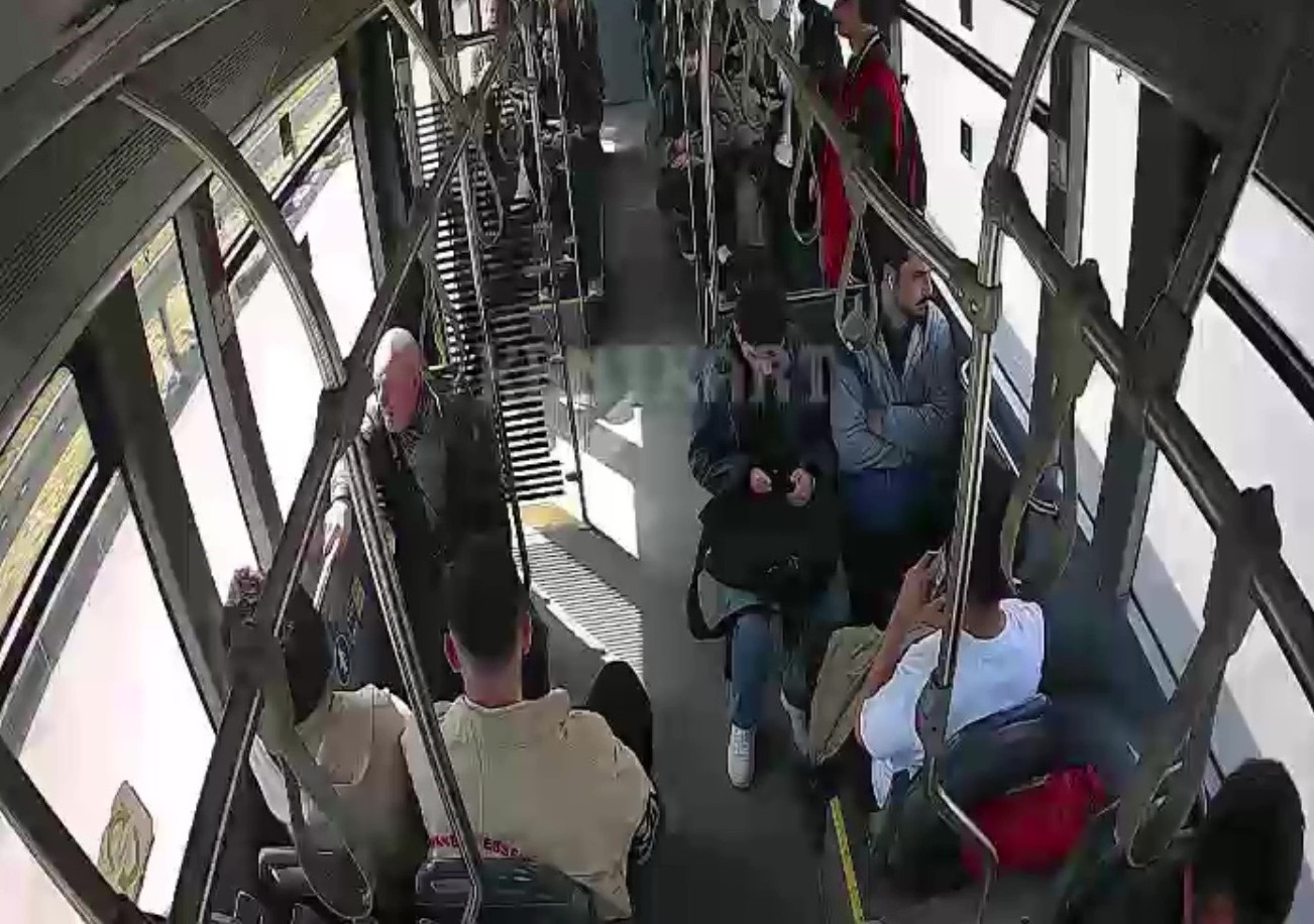 Kocaeli&rsquo;nde otob&uuml;s şof&ouml;r&uuml;n&uuml;n &ouml;rnek davranışı kamerada
