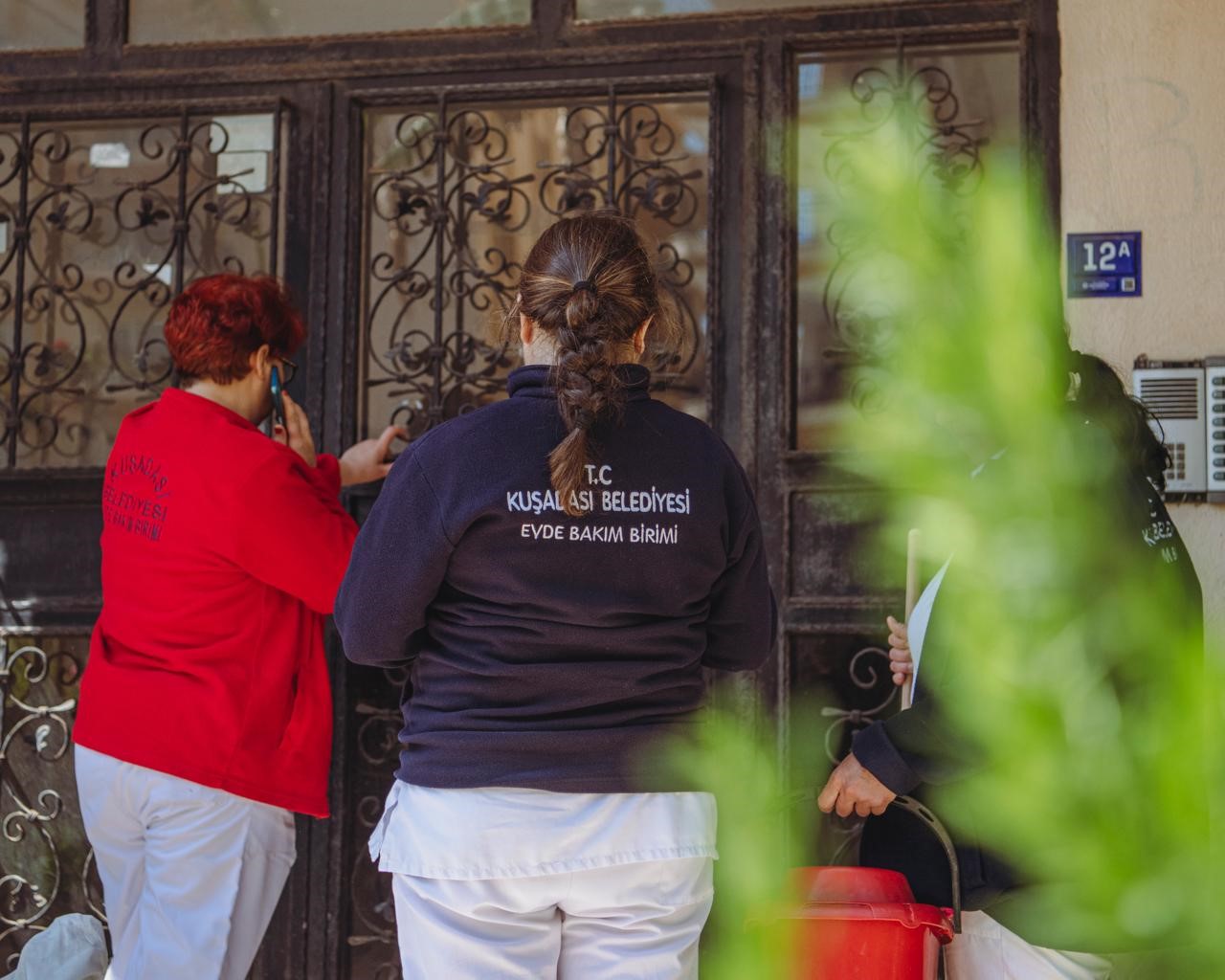 Kuşadası Belediyesi Evde Bakım Birimi ihtiya&ccedil; sahibi vatandaşların yanında
