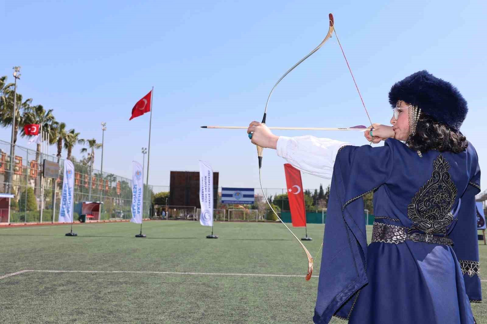 Mersin&rsquo;de geleneksel ok&ccedil;uluk ş&ouml;leni: 13 il&ccedil;eden 150 sporcu katıldı
