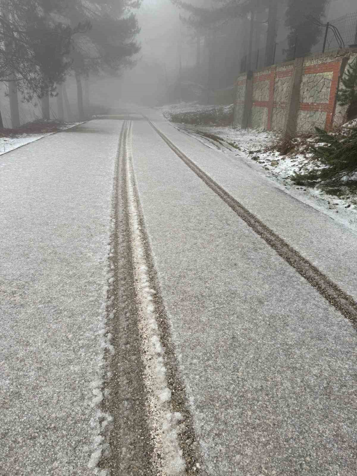 Zorkun Yaylası&rsquo;nda dolu etkili oldu, &ccedil;evre beyaza b&uuml;r&uuml;nd&uuml;
