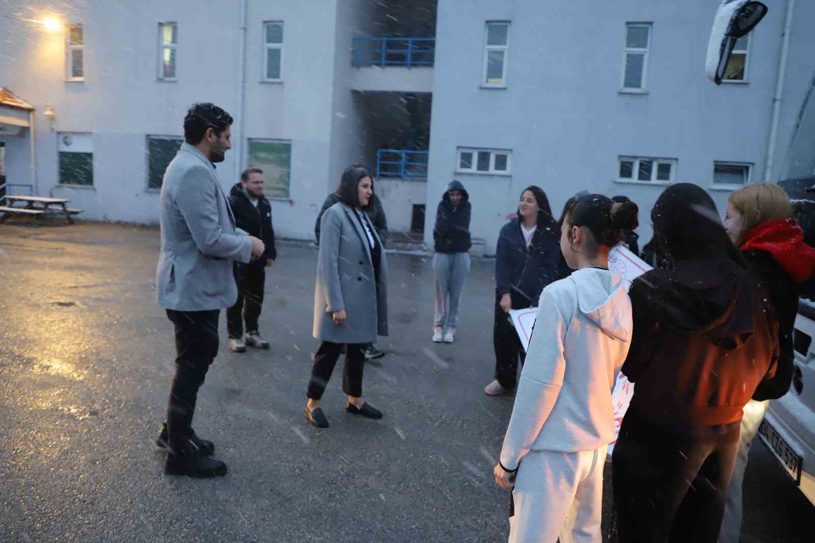 Ovacık&rsquo;tan &Ccedil;anakkale&rsquo;ye giden gen&ccedil;ler t&ouml;renle uğurlandı
