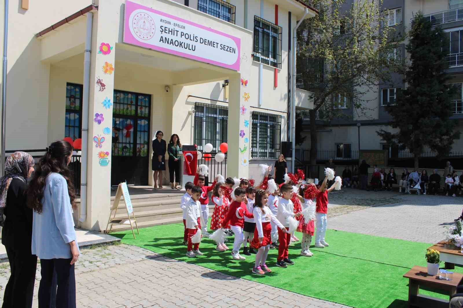 Minik &ouml;ğrenciler polis abileri unutmadı
