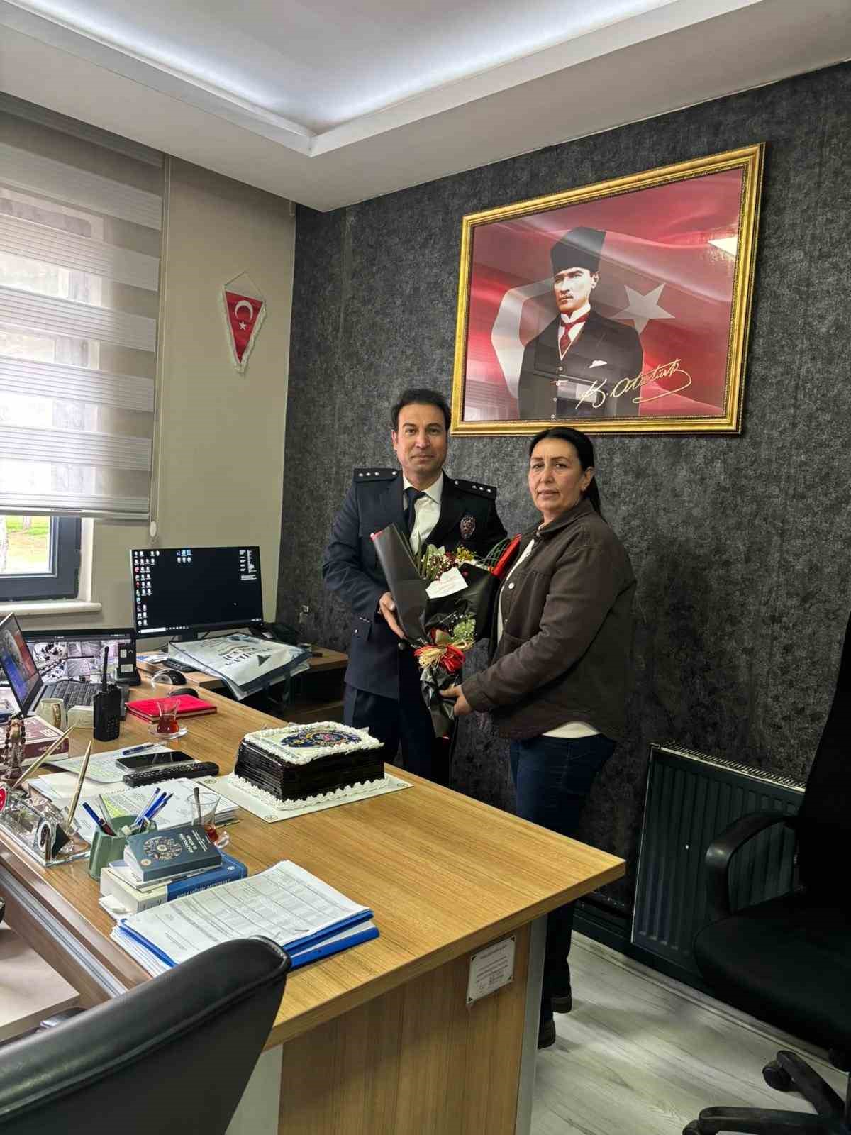 Mahalle sakinlerinden polislere s&uuml;rpriz kutlama
