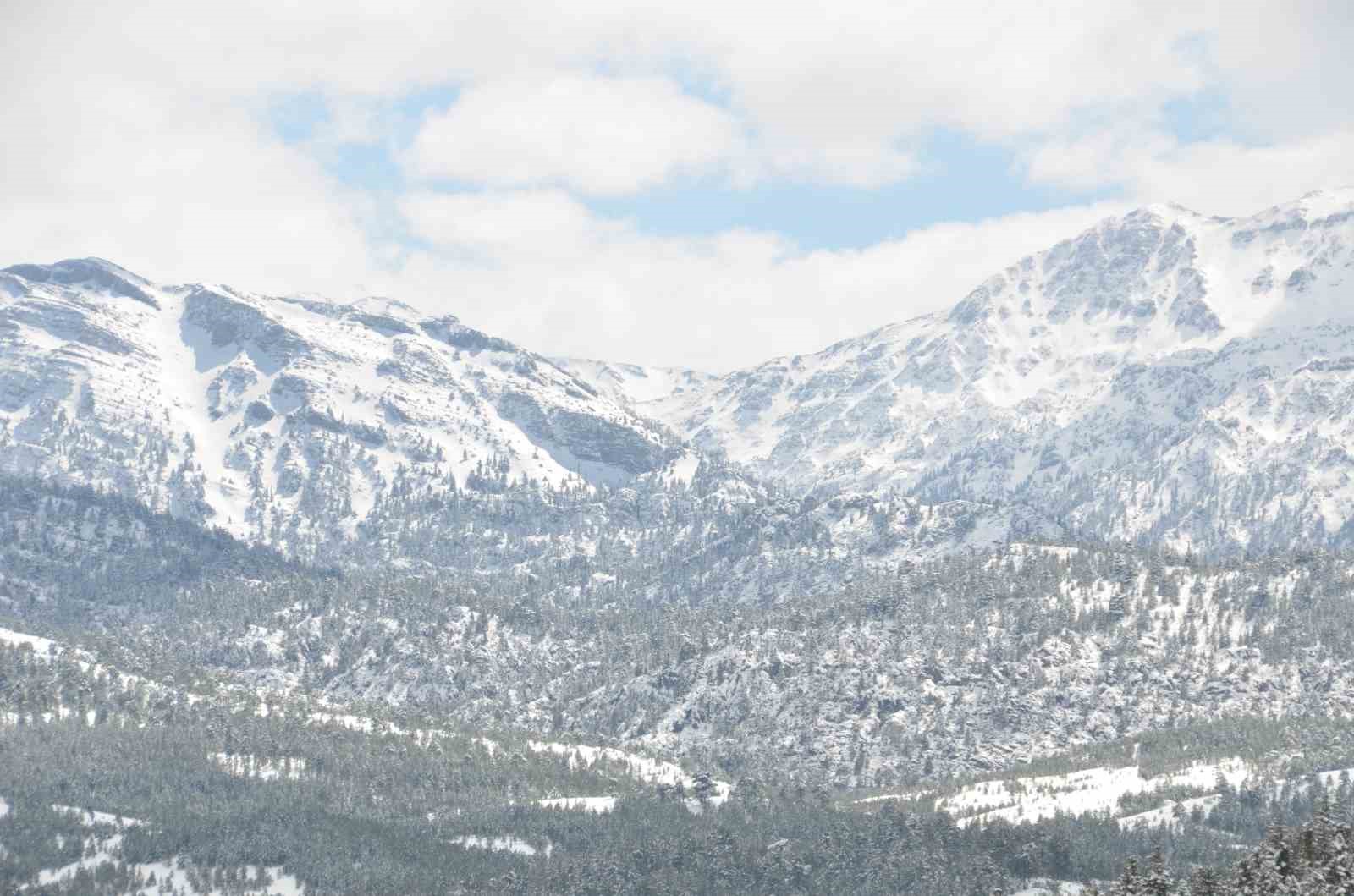 Antalya’nın zirvelerinde Nisan ayında kar sürprizi