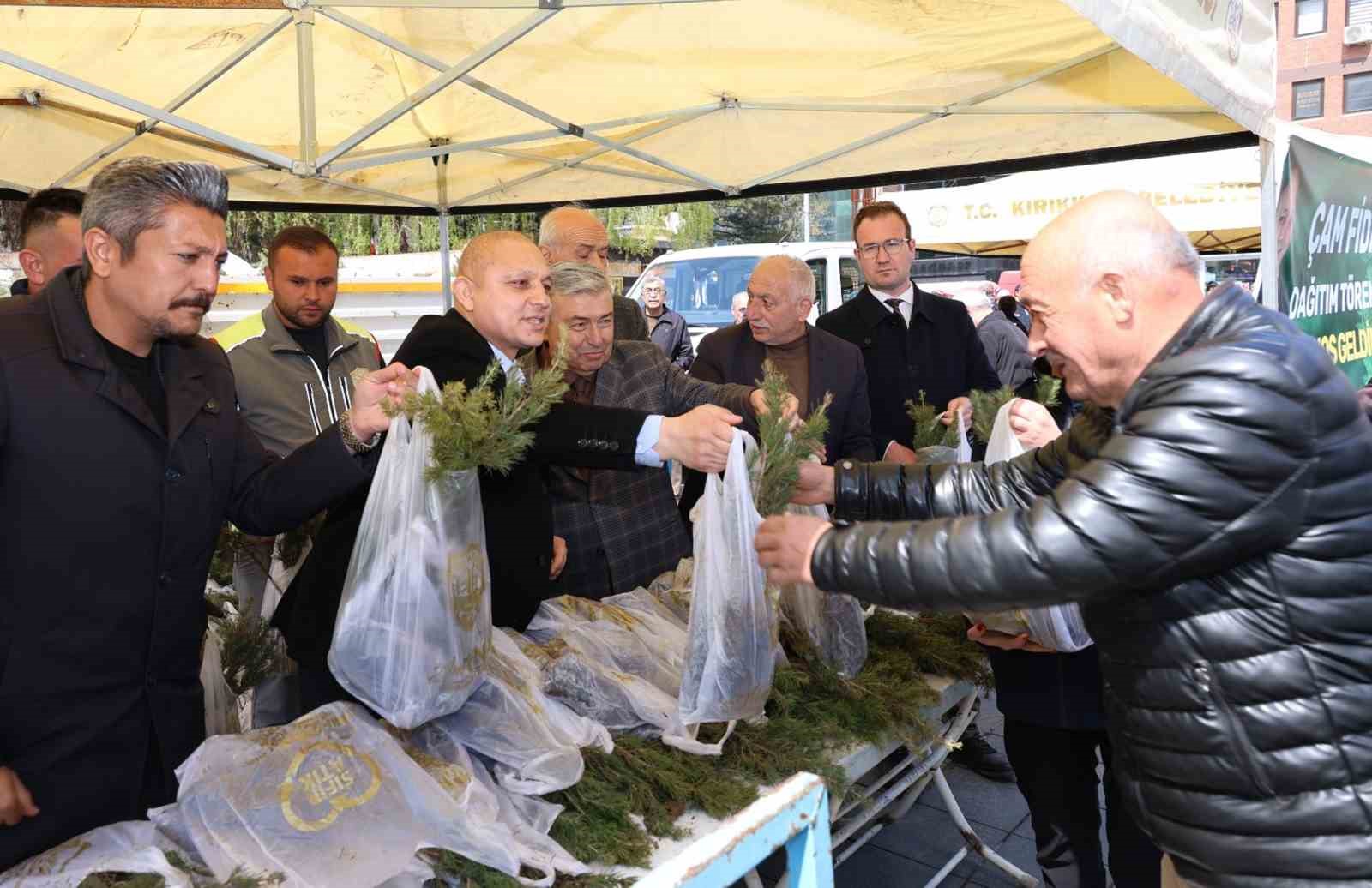 Ücretsiz olduğunu duyan vatandaşlar akın etti, binlerce fidan kısa sürede tükendi