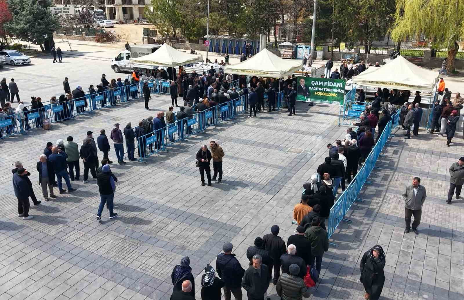 &Uuml;cretsiz olduğunu duyan vatandaşlar akın etti, binlerce fidan kısa s&uuml;rede t&uuml;kendi
