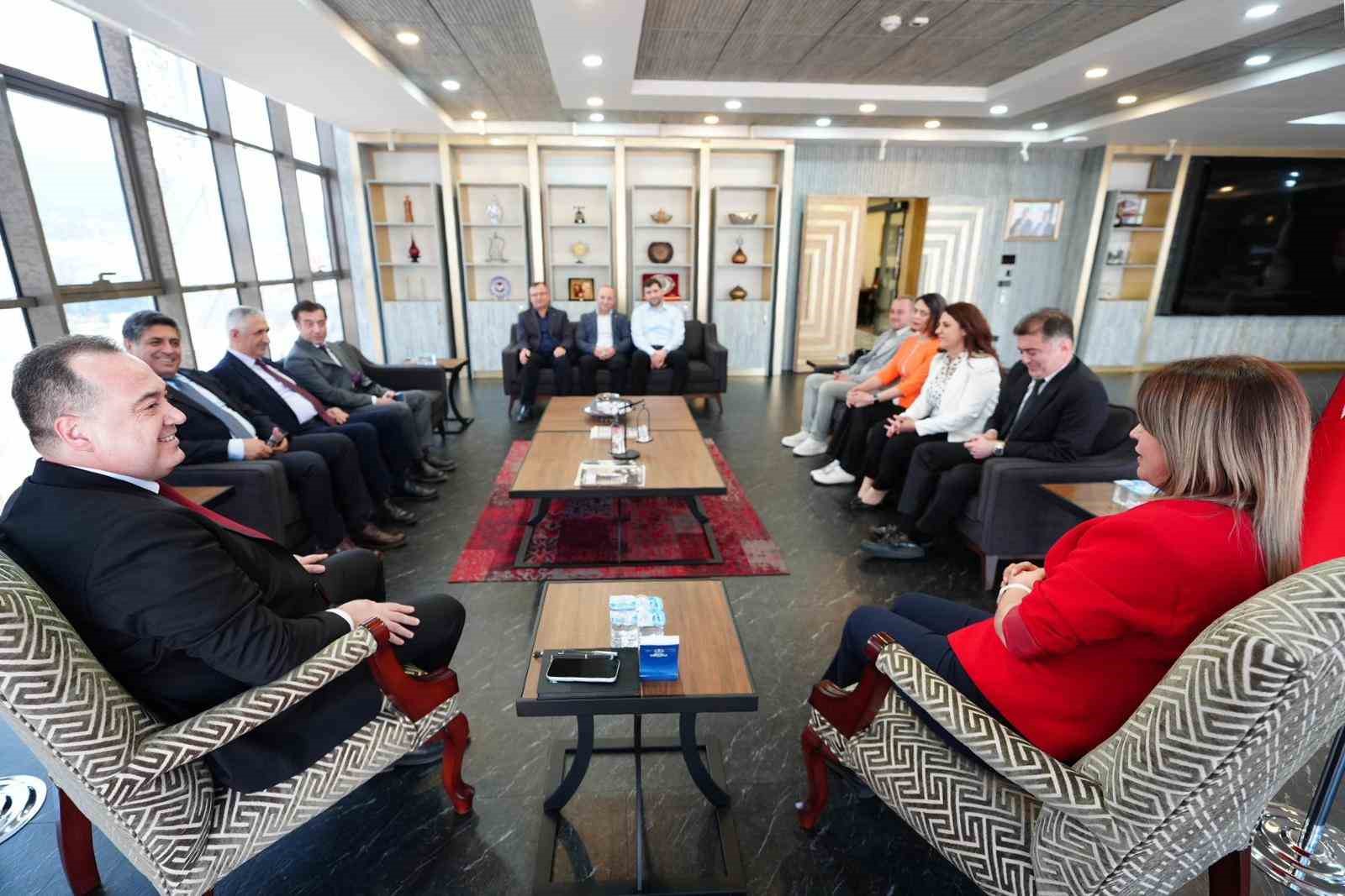 Manisa B&uuml;y&uuml;kşehir Belediyesinden iş&ccedil;ilere prim ve eğitim m&uuml;jdesi
