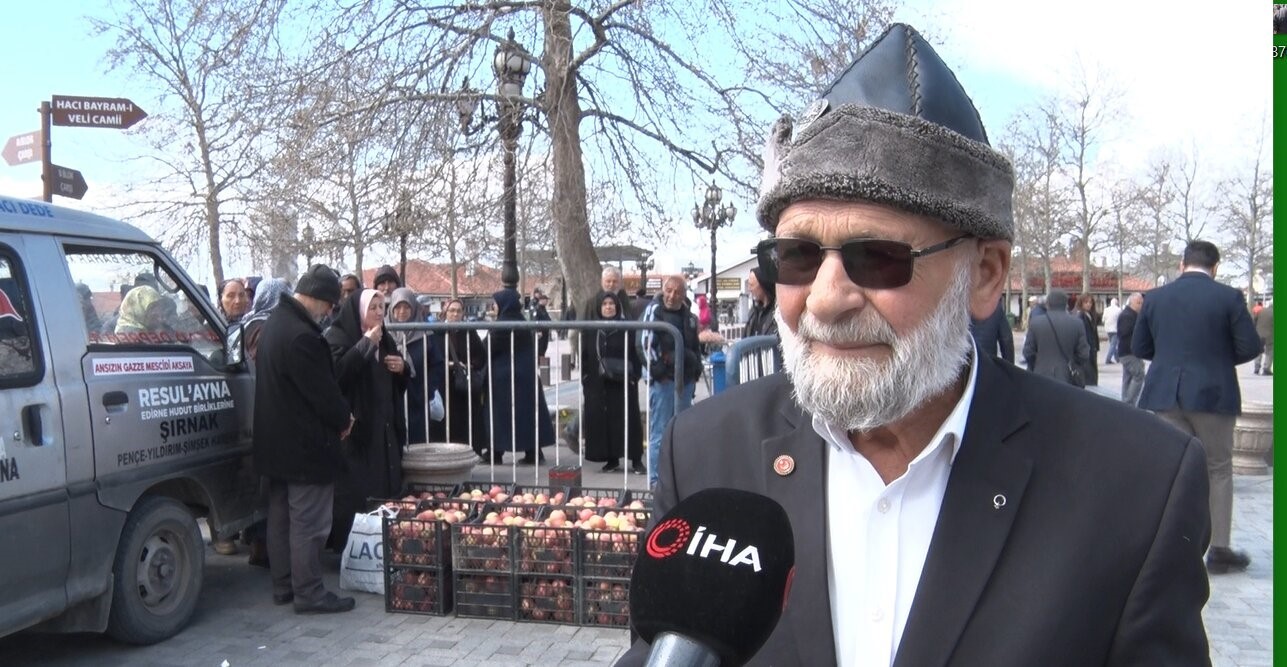 "Elmacı Dede" şehit polislerin hayrına elma dağıttı