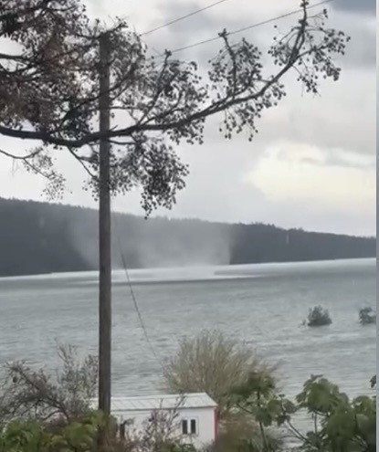 Sumbas&rsquo;ta baraj &uuml;zerinde oluşan hortum kameraya yansıdı
