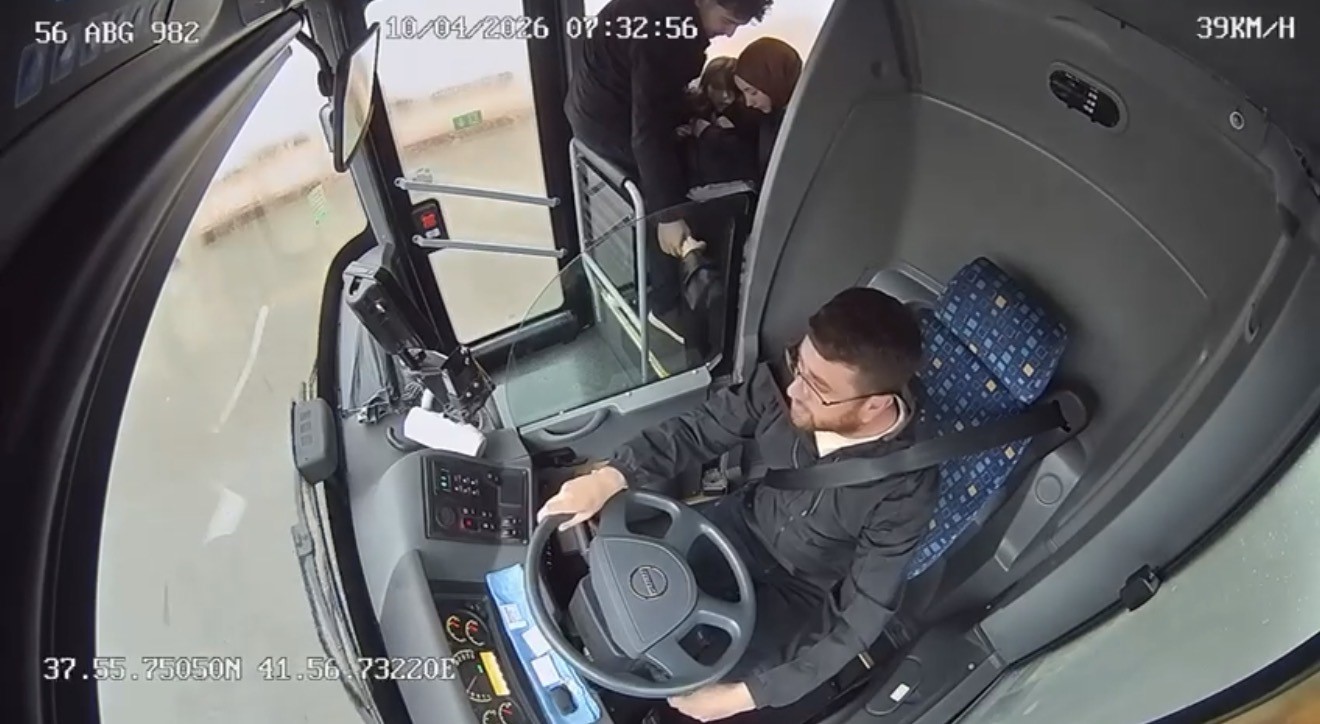 Siirt&rsquo;te otob&uuml;ste fenalaşan gen&ccedil; kız hastaneye yetiştirildi
