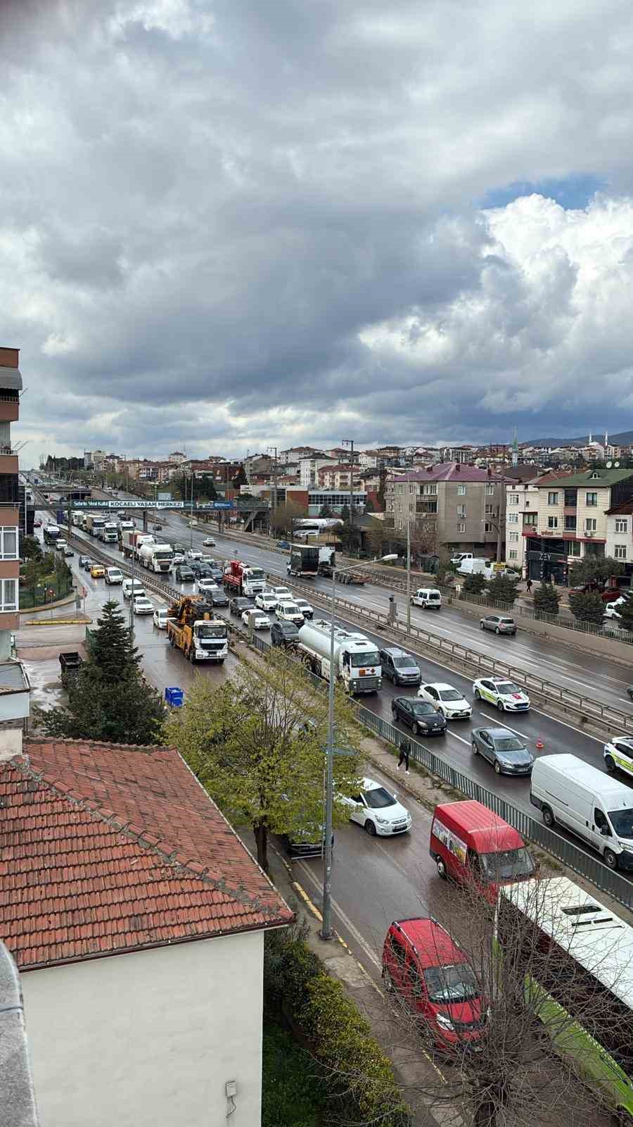 D-100&rsquo;de kazaya karışan tır makaslayarak karşı şeride ge&ccedil;ti
