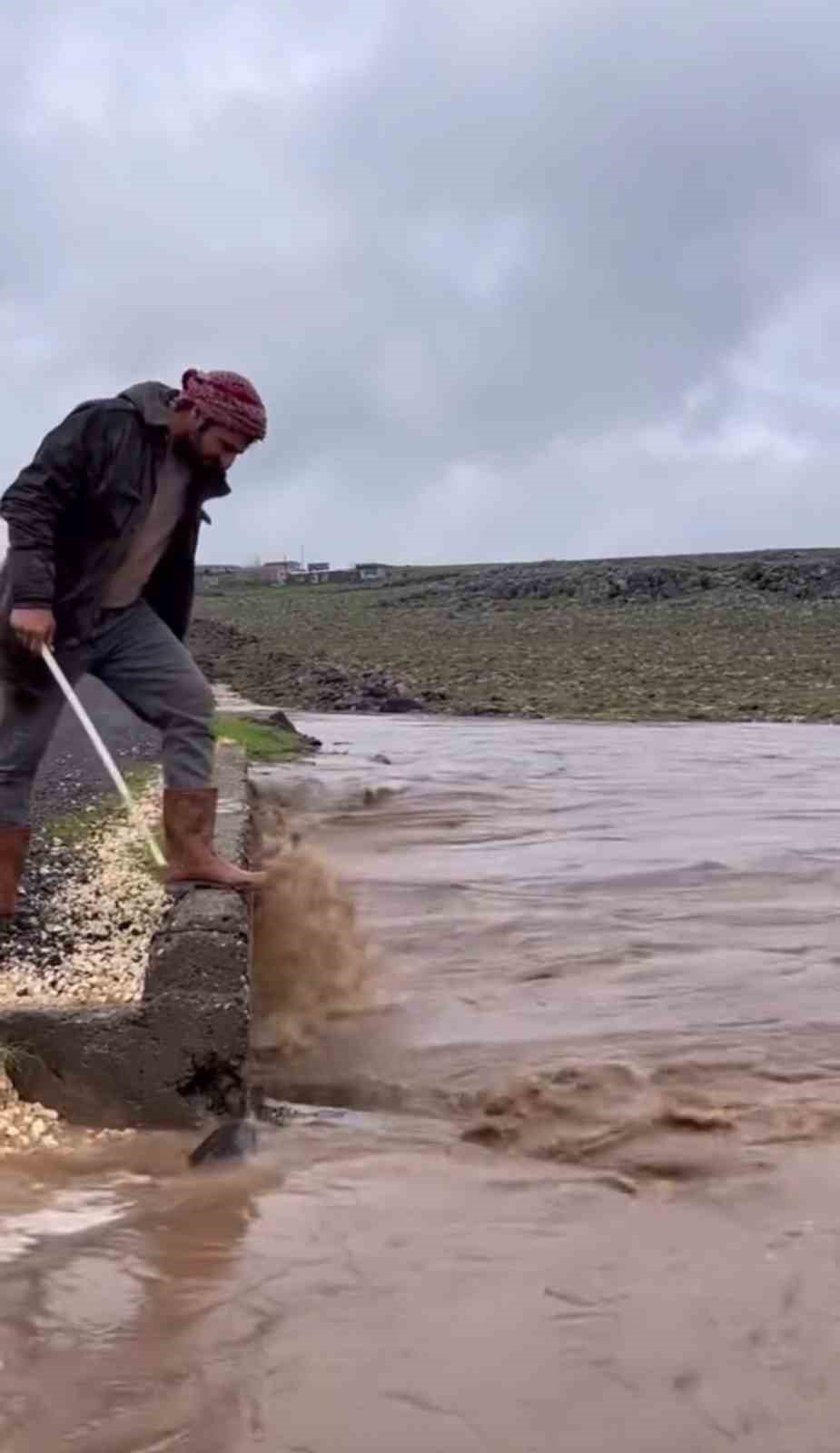Siverek&rsquo;te sağanak yağış sele neden oldu
