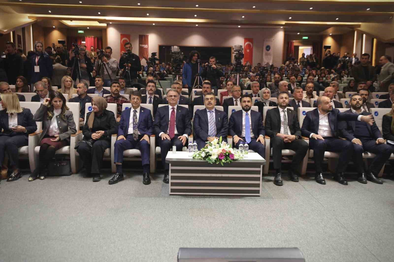 Bakan Tekin&rsquo;den o sendikaya tepki: "Burası muz cumhuriyeti değil, hukuk devletidir"
