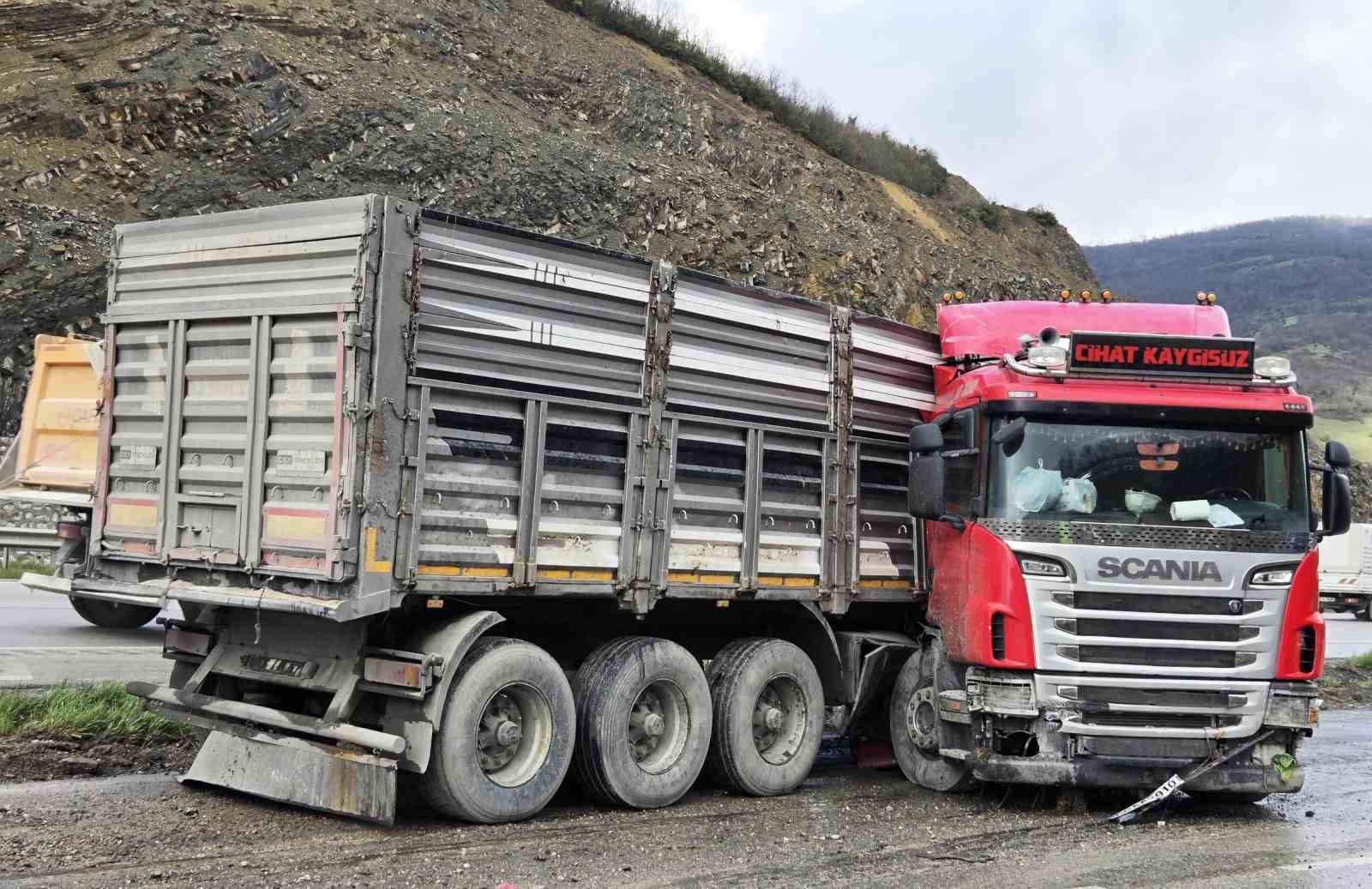 Tır makasladı: Sürücü yaralandı