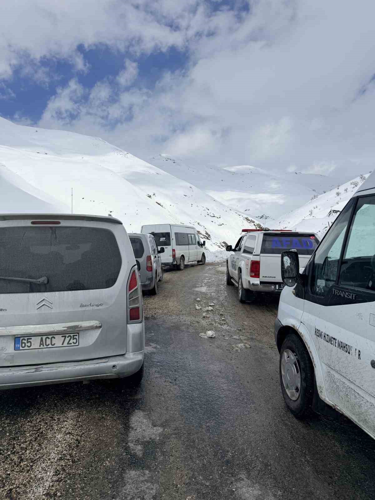 Bah&ccedil;esaray-Hizan karayoluna &ccedil;ığ d&uuml;şt&uuml;: Yol yaklaşık 4 saat kapalı kaldı

