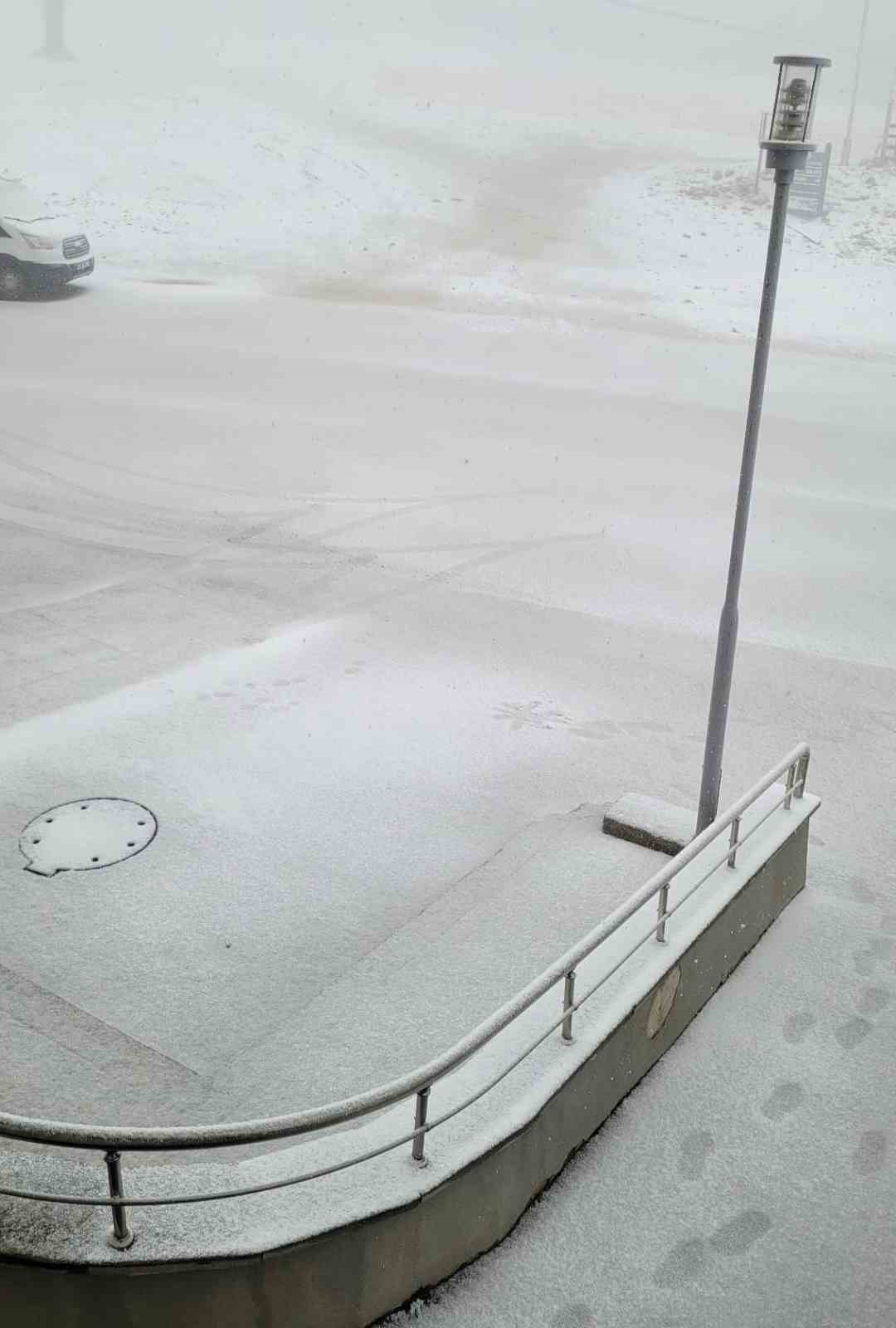 Nisan ortasında kış s&uuml;rprizi: Akdağ yeniden beyaza b&uuml;r&uuml;nd&uuml;
