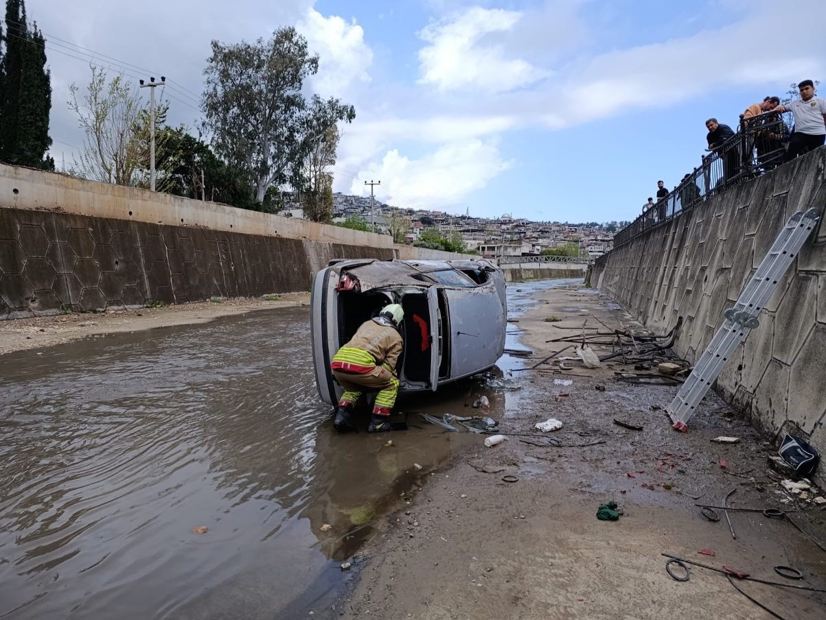İskenderun’da kanala düşen otomobildeki 2 kişi yaralandı