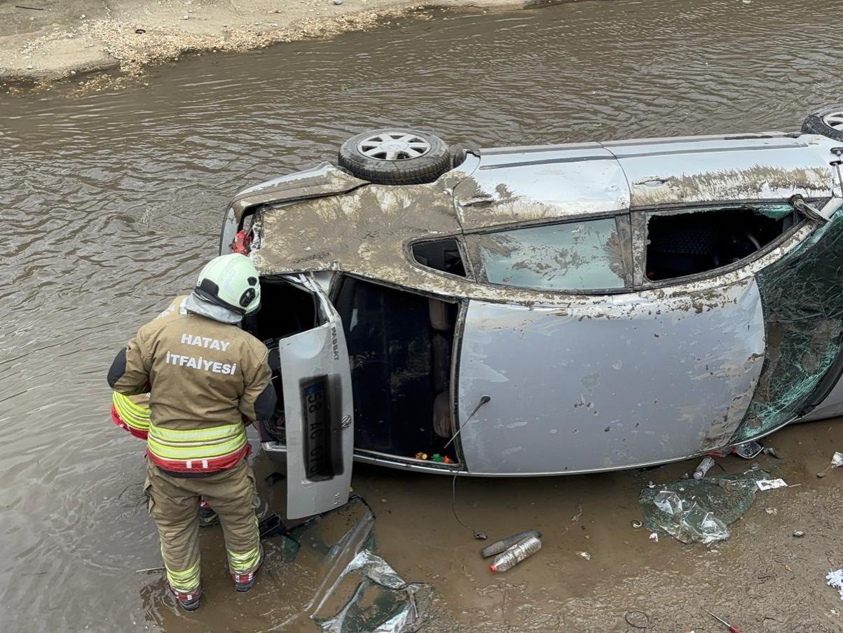 İskenderun&rsquo;da kanala d&uuml;şen otomobildeki 2 kişi yaralandı
