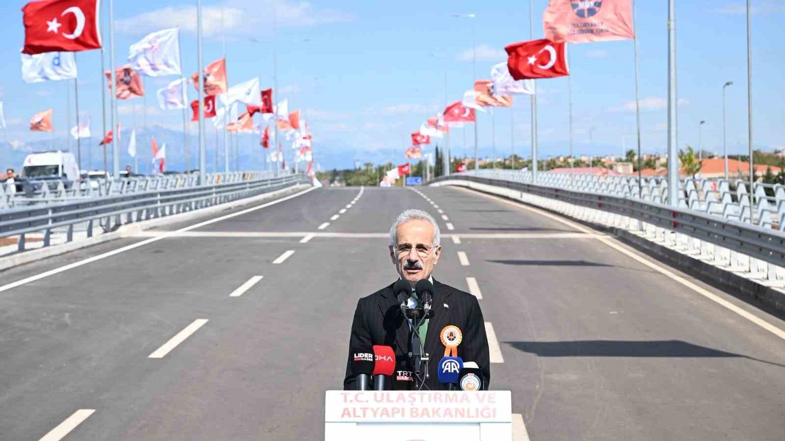 Bakan Uraloğlu: "Eskiden hemzemin kavşakta hizmet veren sinyalizasyon sistemini devre dışı bırakarak trafiğin dur-kalk yapmaksızın akışını sağladık"
