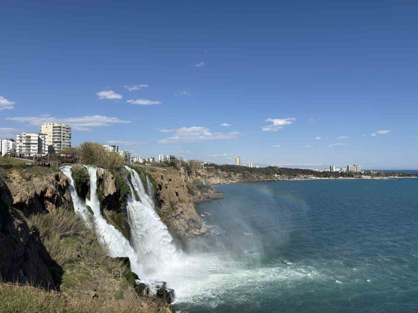 D&uuml;den Şelalesi&rsquo;nde g&ouml;kkuşağı hayran bıraktı

