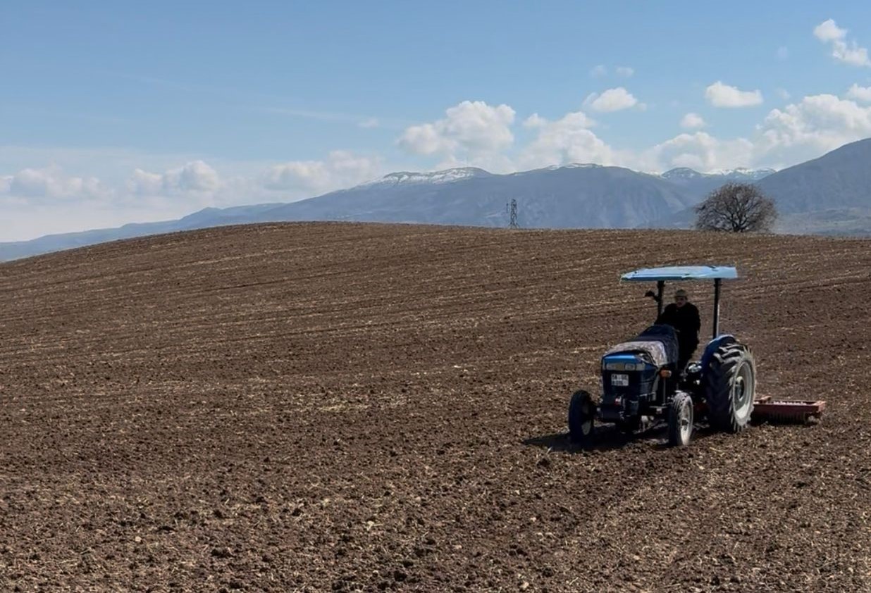 Akıncılar Belediyesi, nohut tohumlarını toprakla buluşturdu
